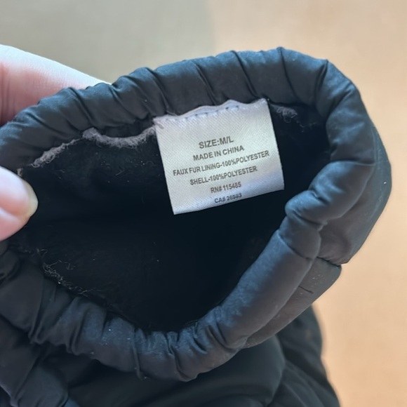 EUC Reversible black pull through scarf and matching mittens Super soft and warm - Picture 5 of 10